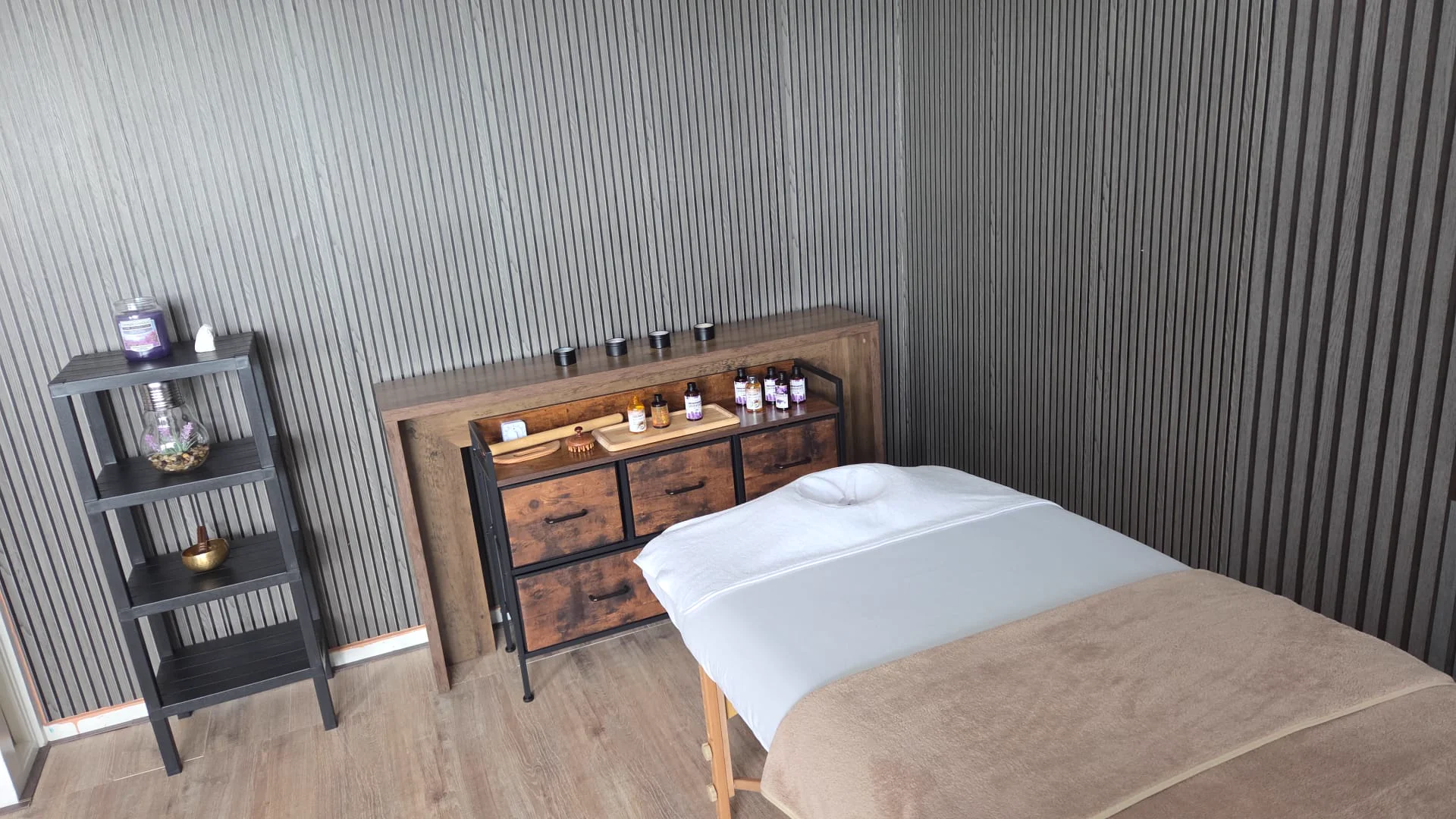 Beige massagetafel en houten kast in de praktijk van Ana’s Crown Ritual
