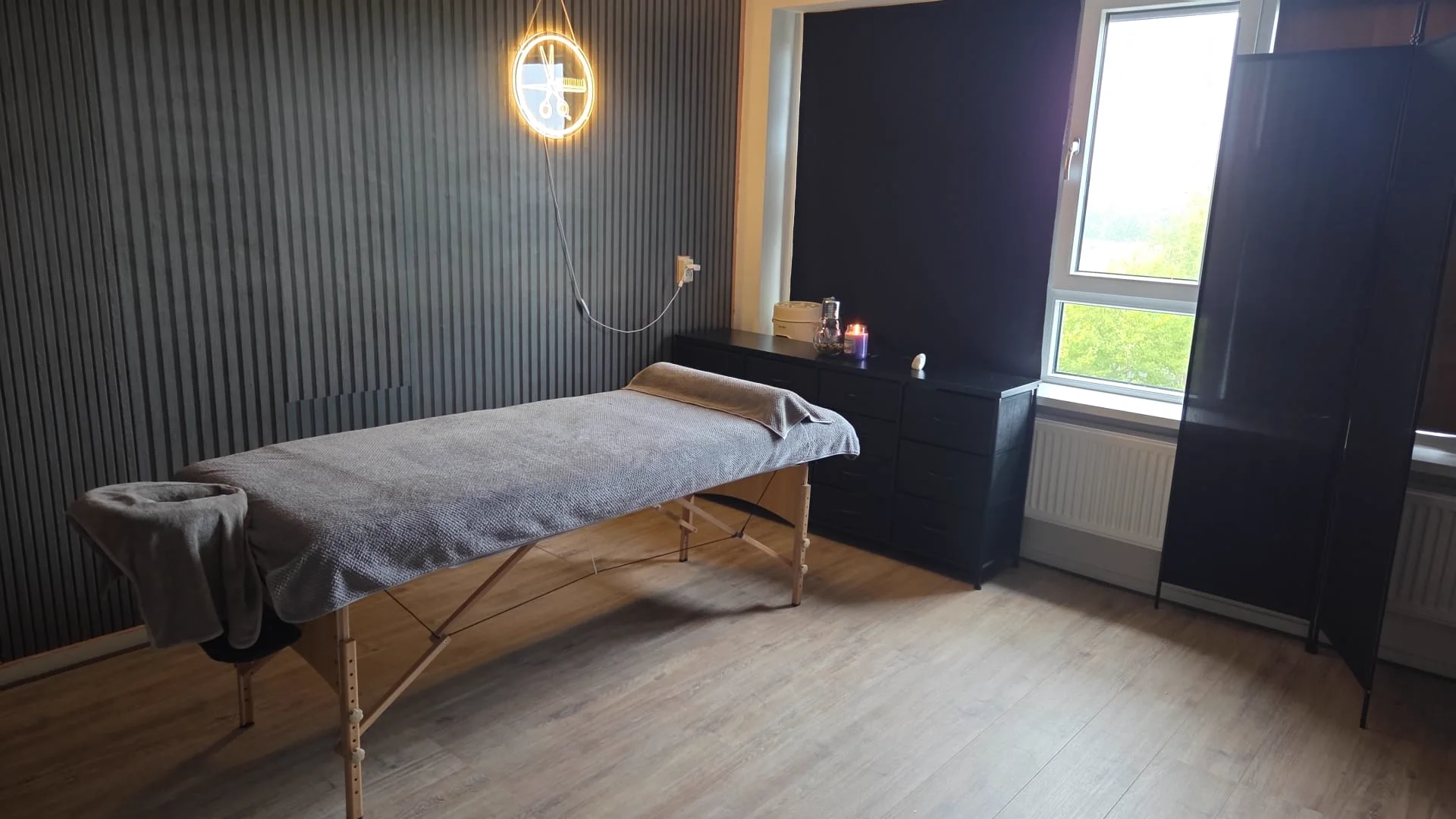 Massagetafel, kaarsen en daglicht bij Ana’s Crown Ritual in Utrecht